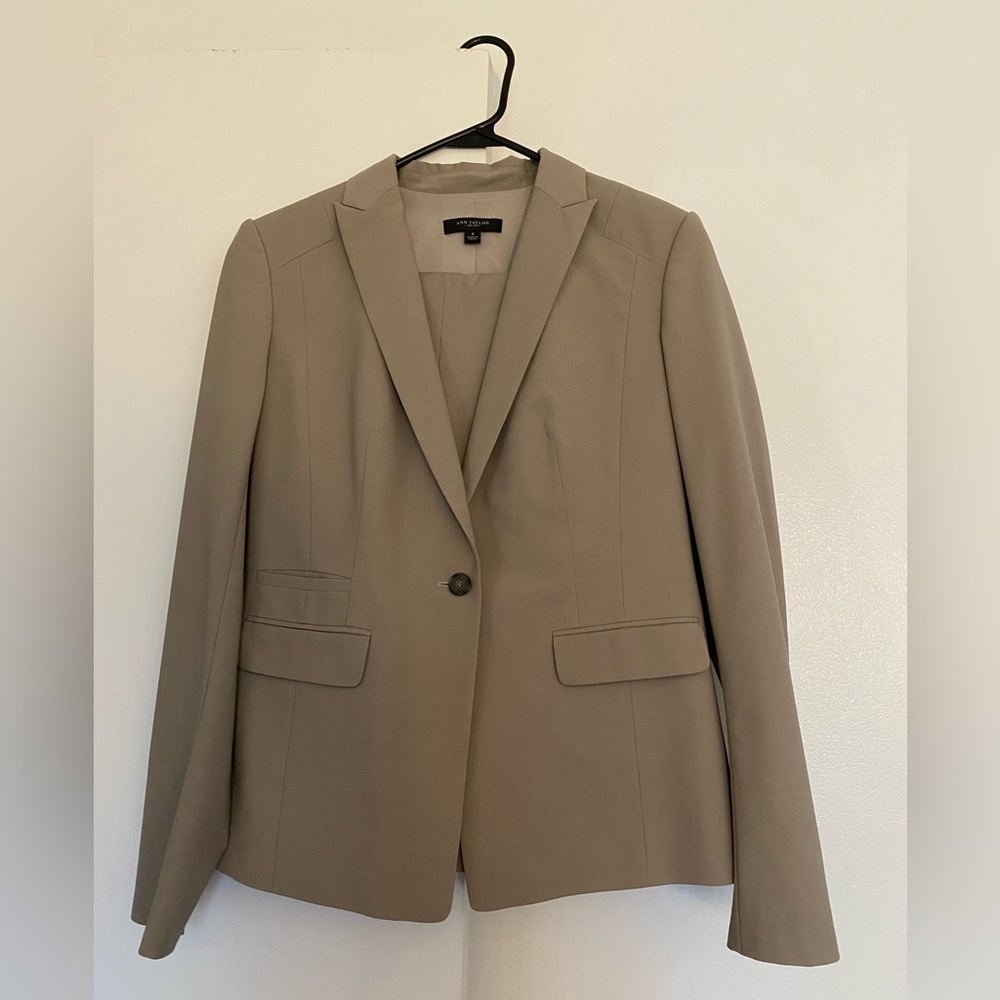 Ann Taylor pant suit matching set in season-less light color